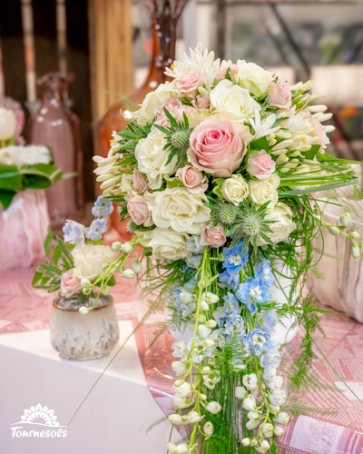Bouquet de mariée raffiné aux roses blanches et roses, créé par la fleuristerie Tournesols au salon du mariage